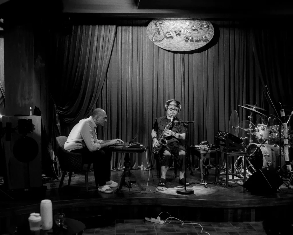 the producer and saxophonist Tran Manh Tuan record a new song.